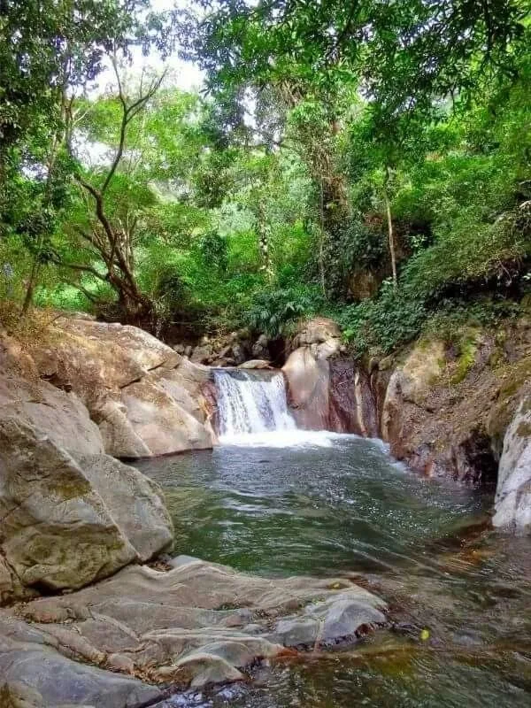 Cascada y pozo de agua entre la selva de Minca.
